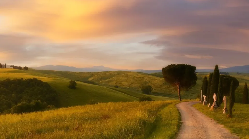 Colline e strada di campagna al tramonto