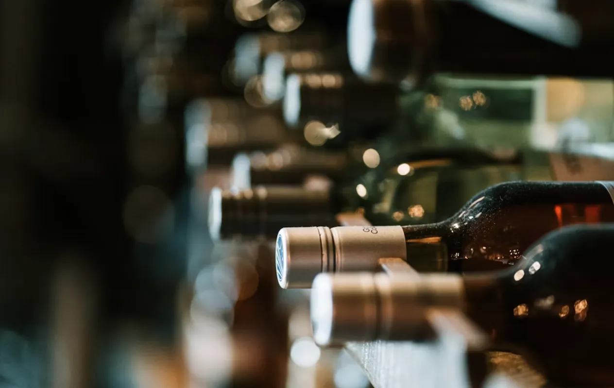 Bottiglie di vino coricate in cantina